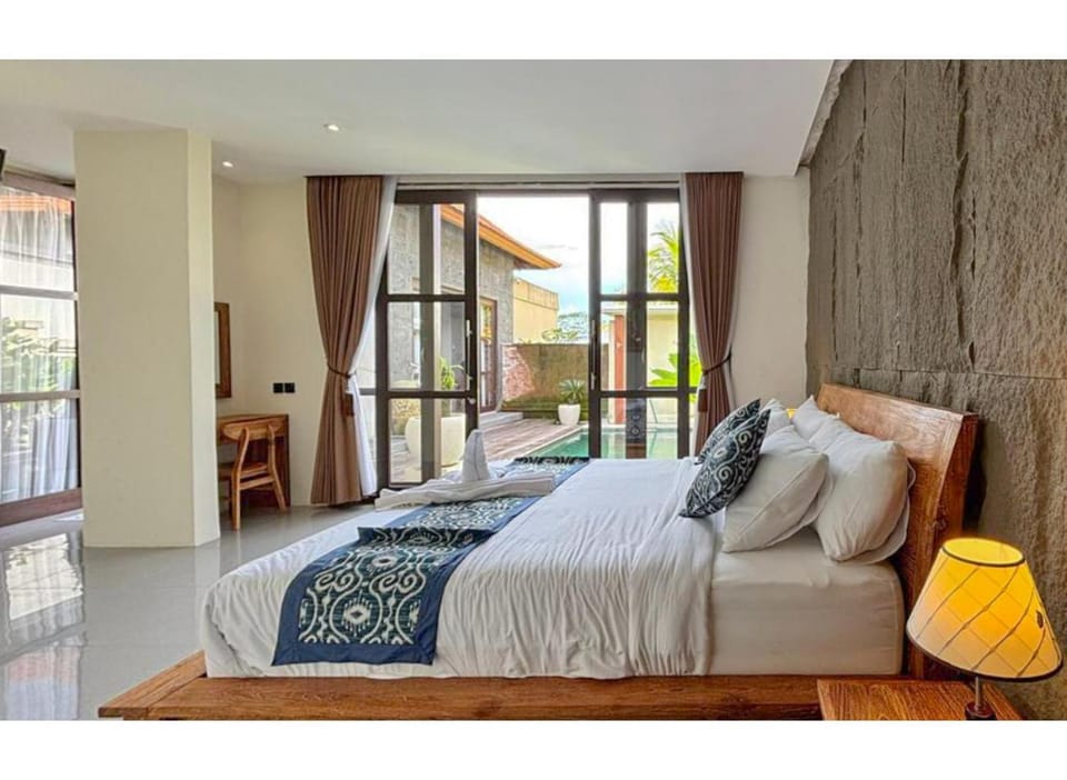 Bed, Photo of the whole room, Seating area, Bedroom, towels