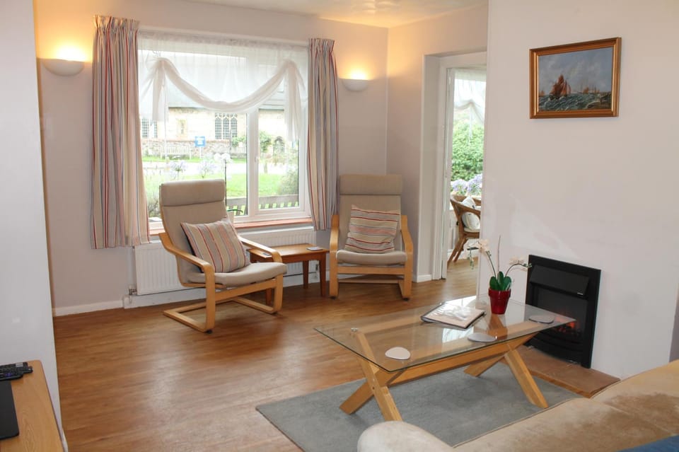 Communal lounge/ TV room, TV and multimedia, Living room, Seating area, fireplace, fireplace