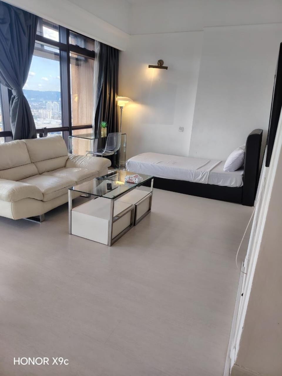 Bed, TV and multimedia, Living room, Photo of the whole room, Seating area, Bedroom, fireplace