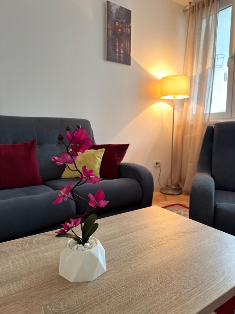 Bed, TV and multimedia, Living room, Decorative detail