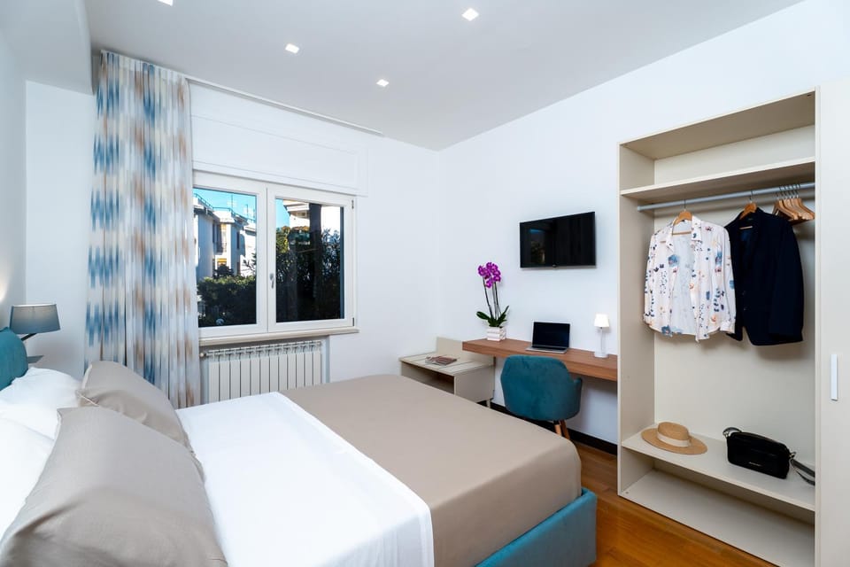Bed, TV and multimedia, Photo of the whole room, Bedroom, wardrobe
