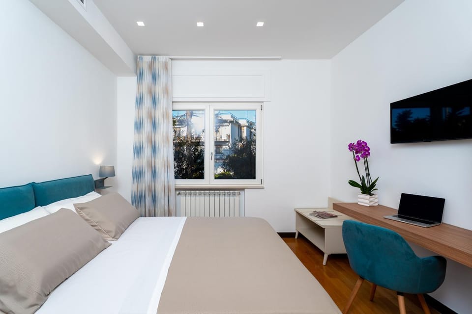Bed, TV and multimedia, Photo of the whole room, Bedroom