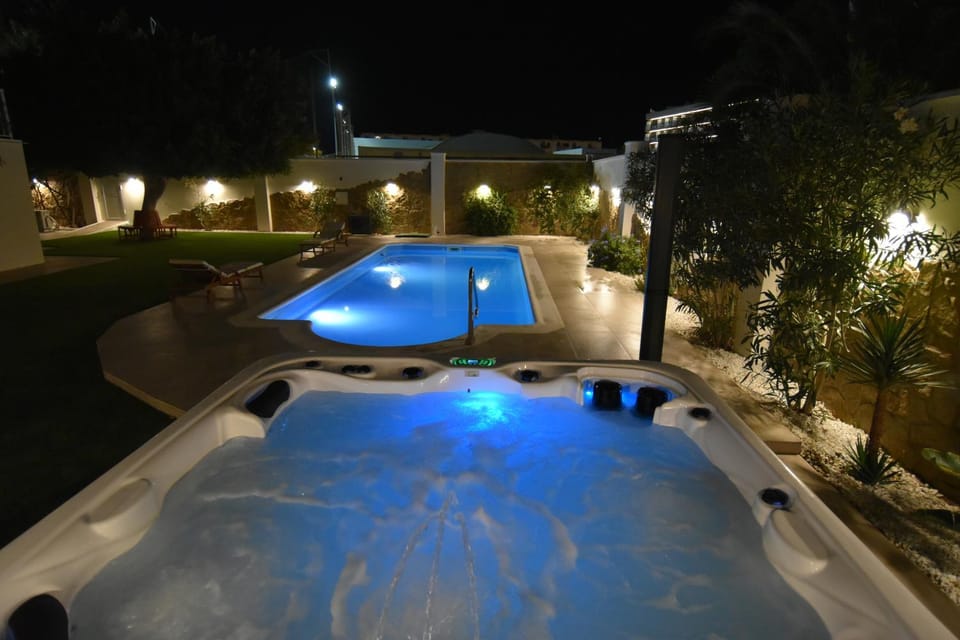Night, Natural landscape, Hot Tub, Pool view, Swimming pool