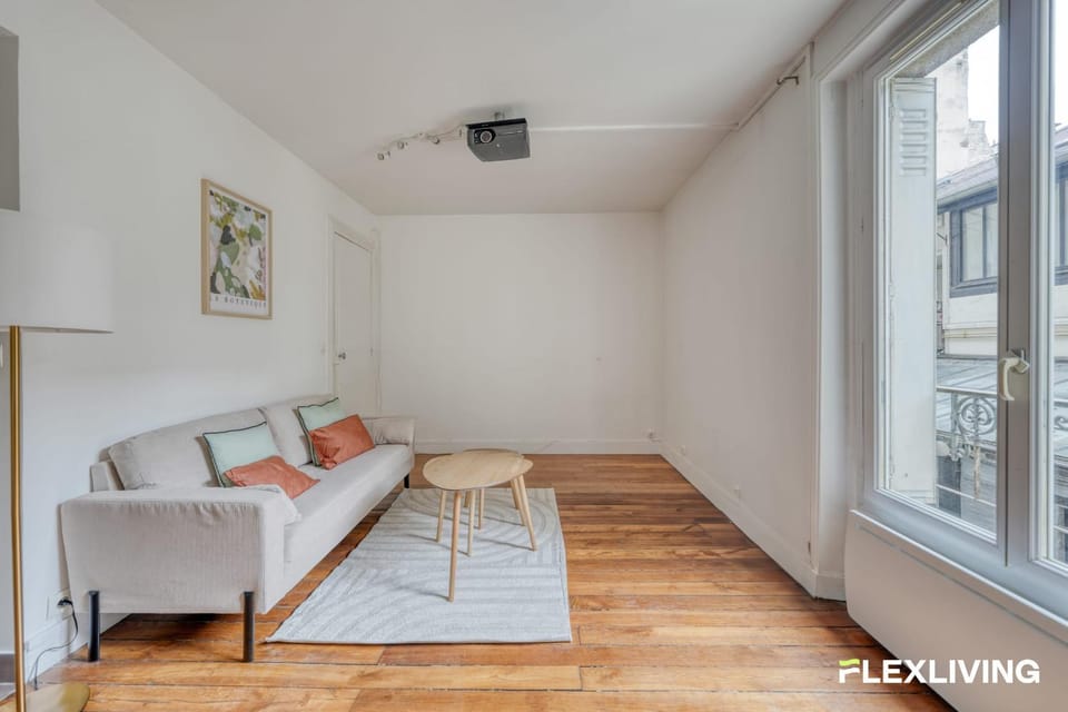 Spacious 1-bedroom in a trendy & lively area 11th Apartment in Paris
