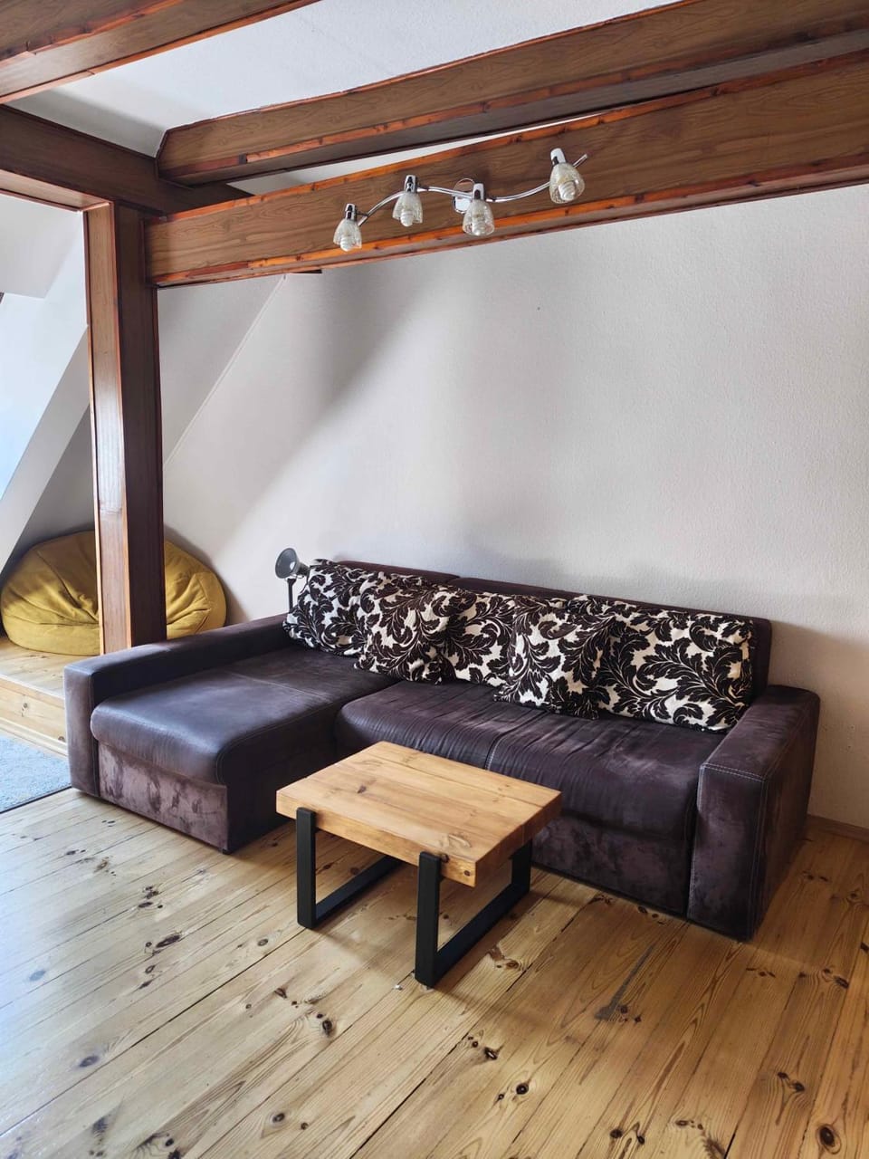 Photo of the whole room, Seating area