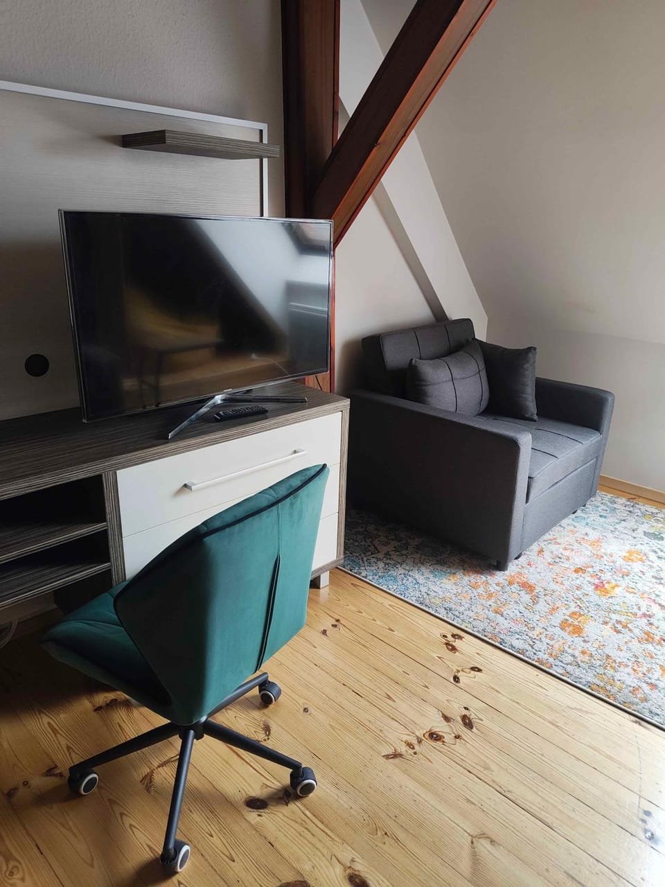 Bed, TV and multimedia