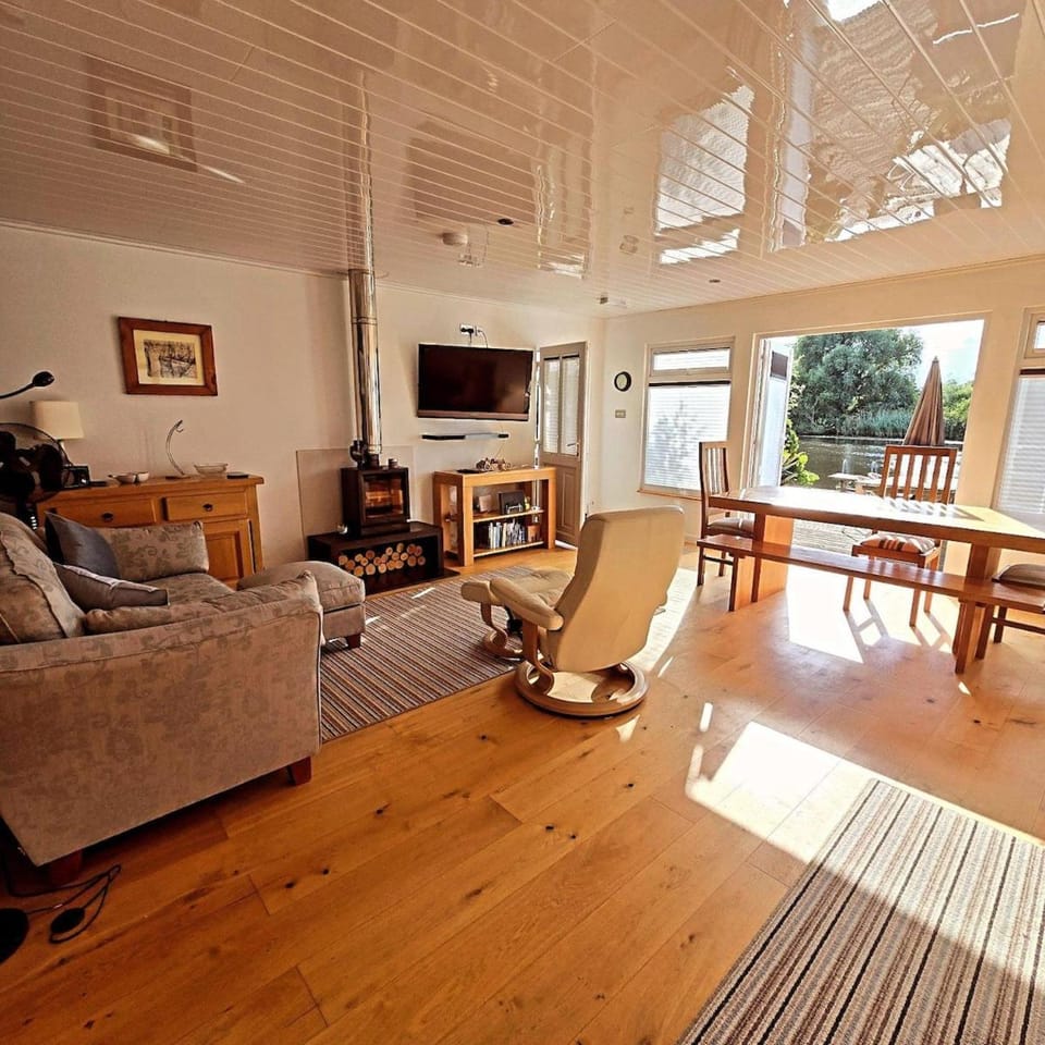 TV and multimedia, Living room, Dining area, fireplace