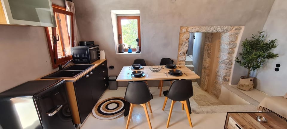 Kitchen or kitchenette, Dining area, stove