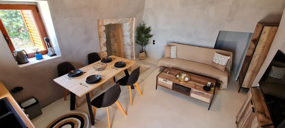 TV and multimedia, Living room, Seating area, Dining area