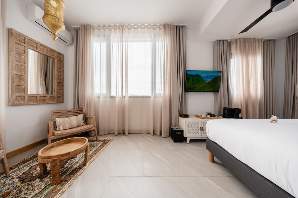 Toilet, Bed, Night, TV and multimedia, Seating area, Bedroom, Sea view, cot, flat iron, safe, towels, wardrobe, air conditioner
