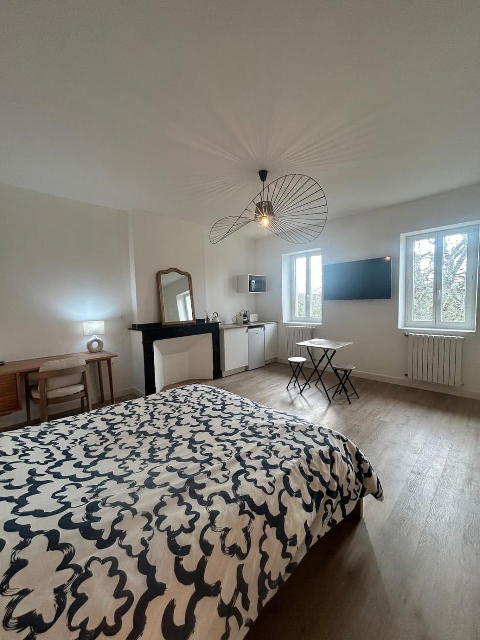 Bed, Photo of the whole room, Bedroom