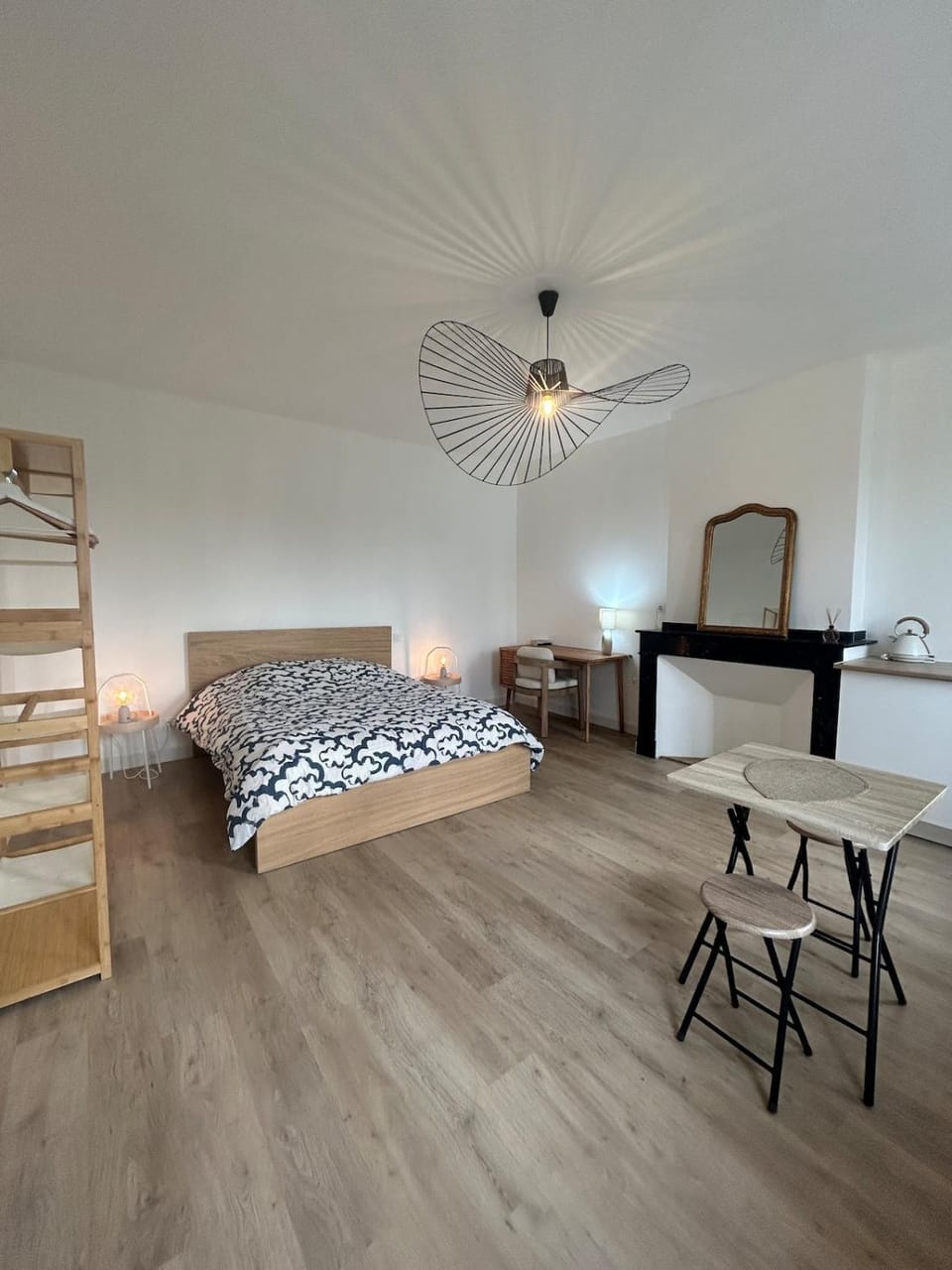 Bed, Photo of the whole room, Dining area, Bedroom, fireplace