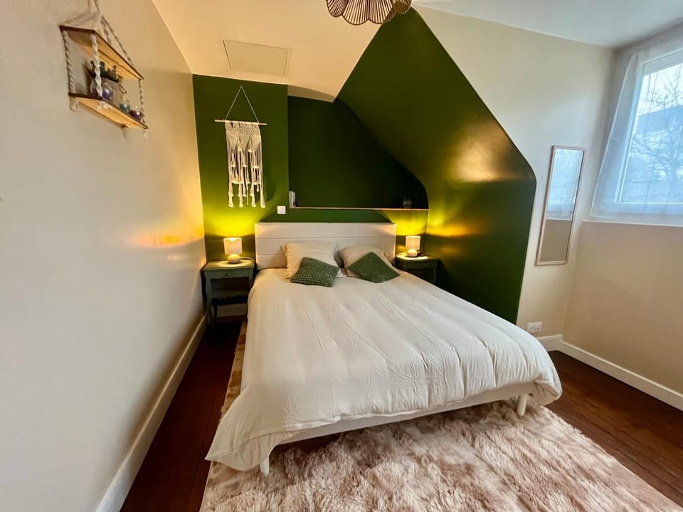 Bed, Photo of the whole room, Bedroom