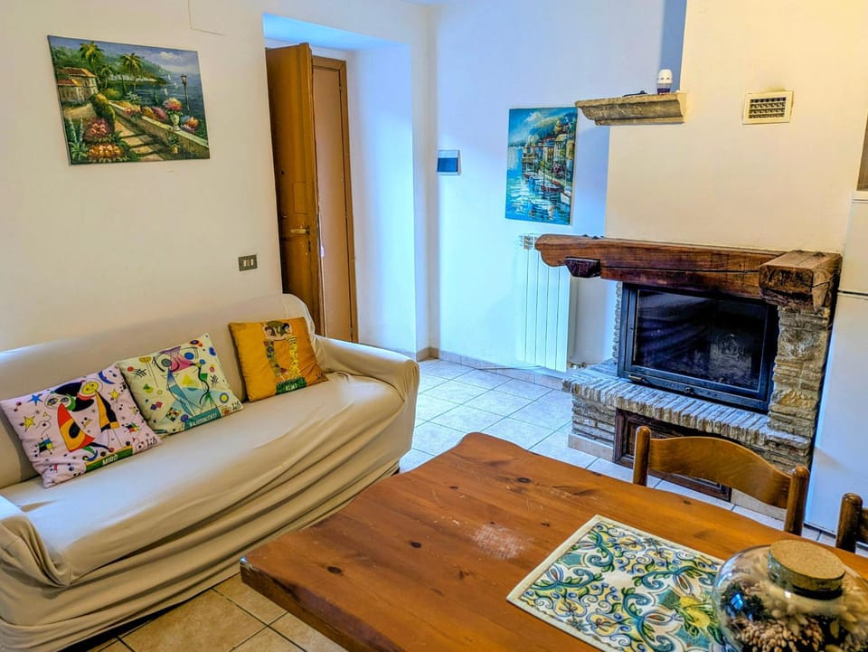 Facade/entrance, Living room, fireplace