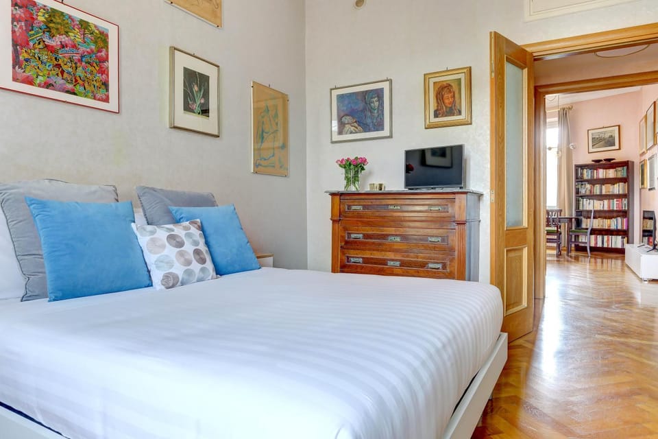 Bed, TV and multimedia, Photo of the whole room, Bedroom