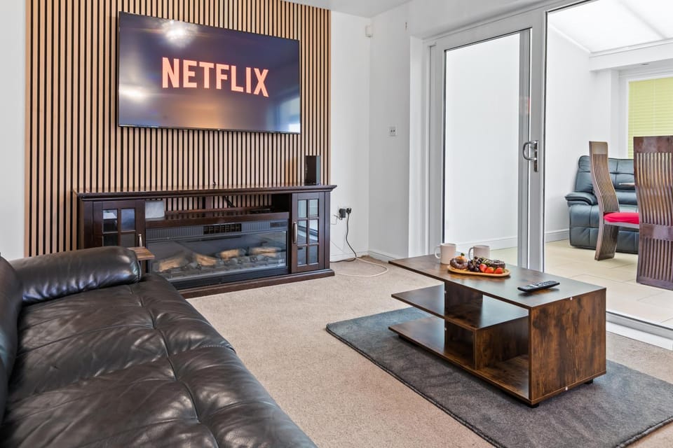 TV and multimedia, Living room, Seating area, Evening entertainment