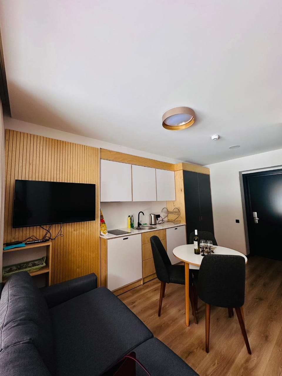 TV and multimedia, Kitchen or kitchenette, Living room, Seating area, Dining area