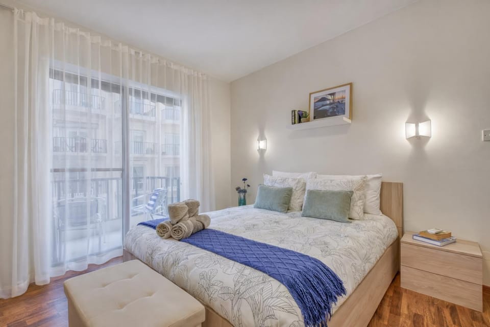 Bed, Balcony/Terrace, Photo of the whole room, Bedroom, towels