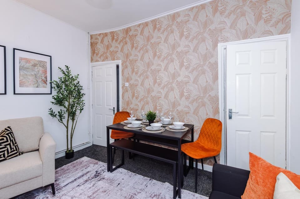 3BR House 15 min Walk to Anfield Free Parking House in Liverpool