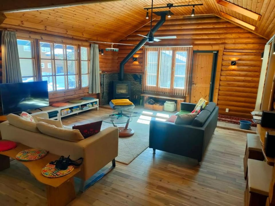Communal lounge/ TV room, TV and multimedia, Living room, Seating area, Evening entertainment