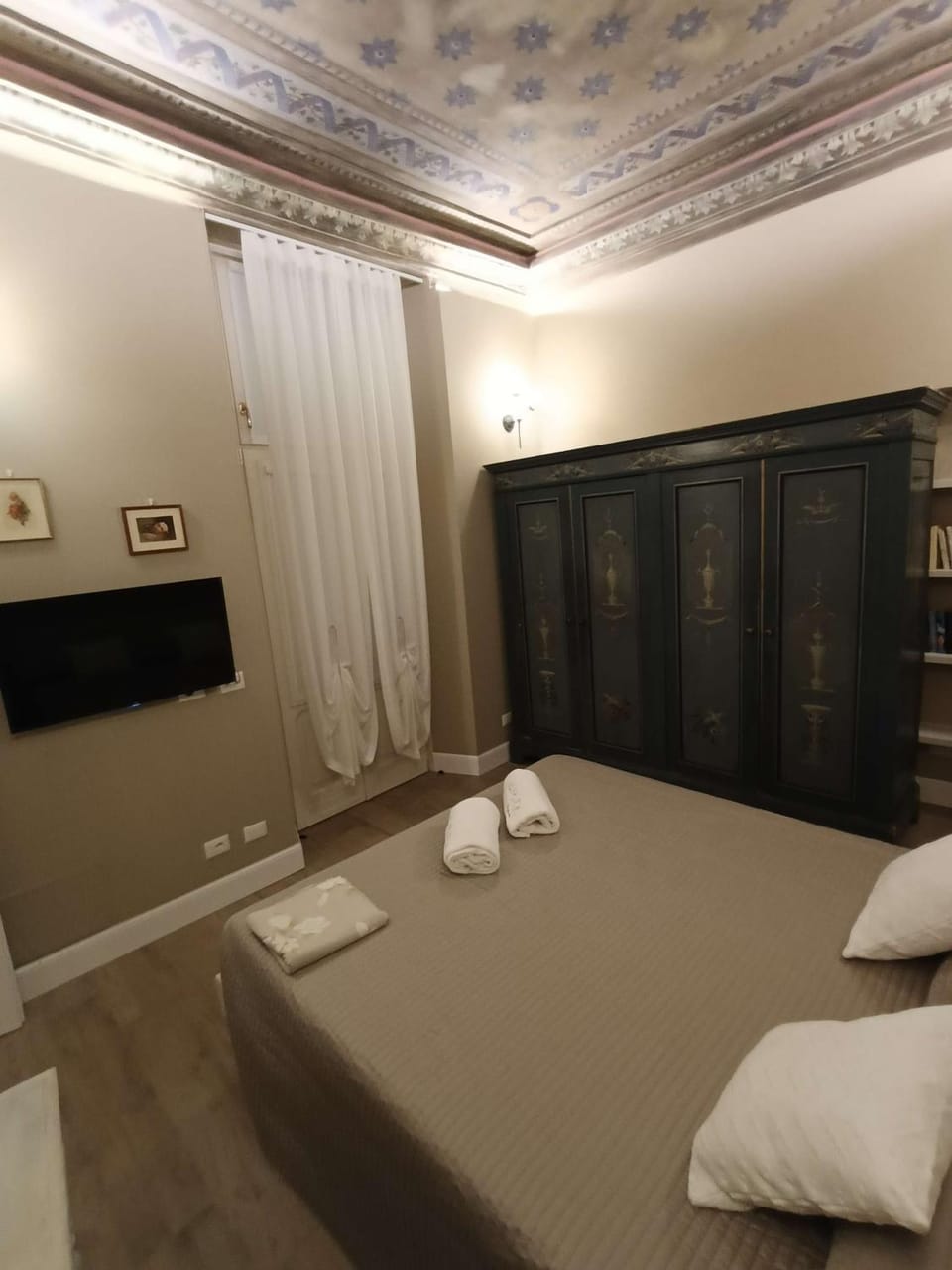 Bed, TV and multimedia, Bedroom