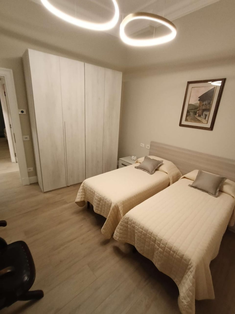 Photo of the whole room, Bedroom, wardrobe