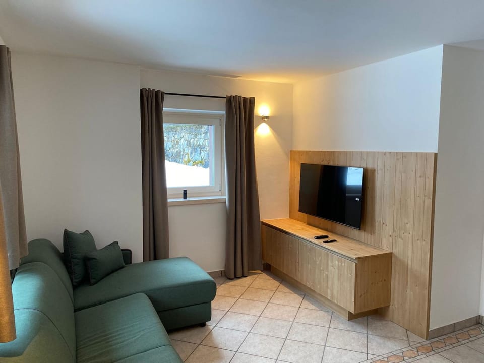 TV and multimedia, Living room, Seating area, Evening entertainment