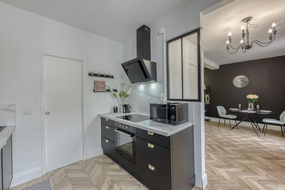Kitchen or kitchenette, oven, stove
