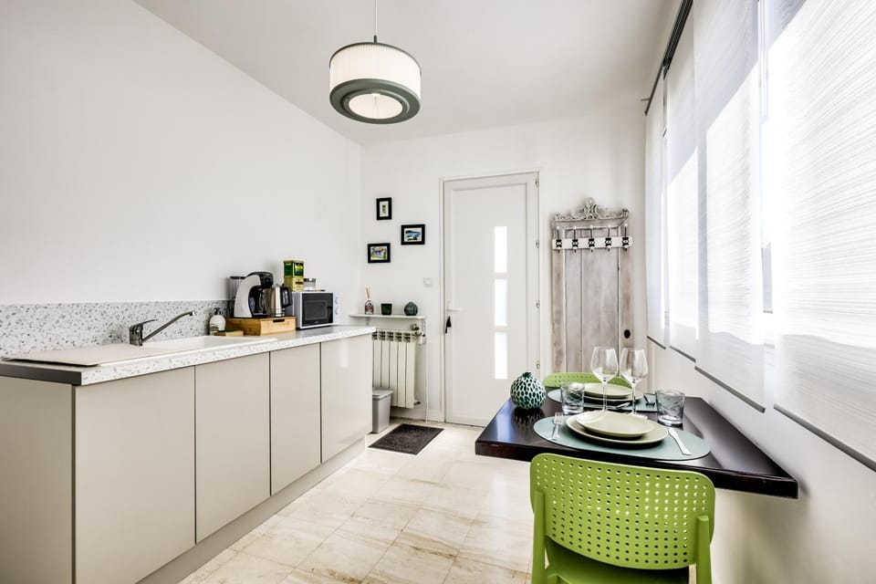 Property building, Kitchen or kitchenette, Living room