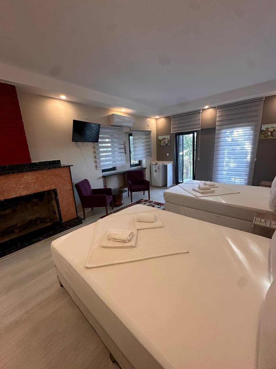 Bed, Living room, Photo of the whole room, Seating area, Bedroom