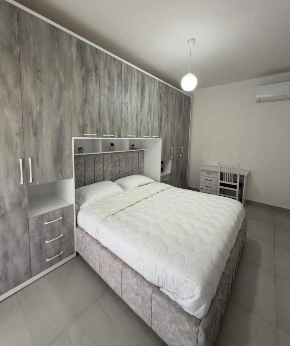 Bed, Photo of the whole room, Bedroom, air conditioner