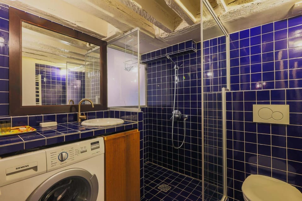 Bathroom, washing machine