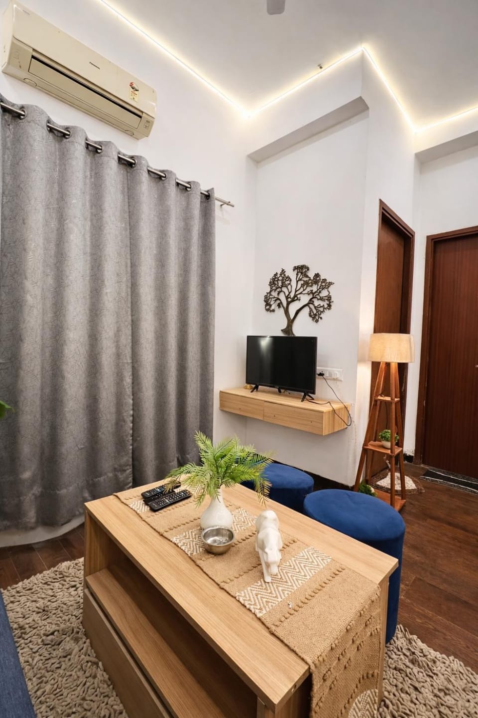 TV and multimedia, Living room, Seating area, Dining area, air conditioner