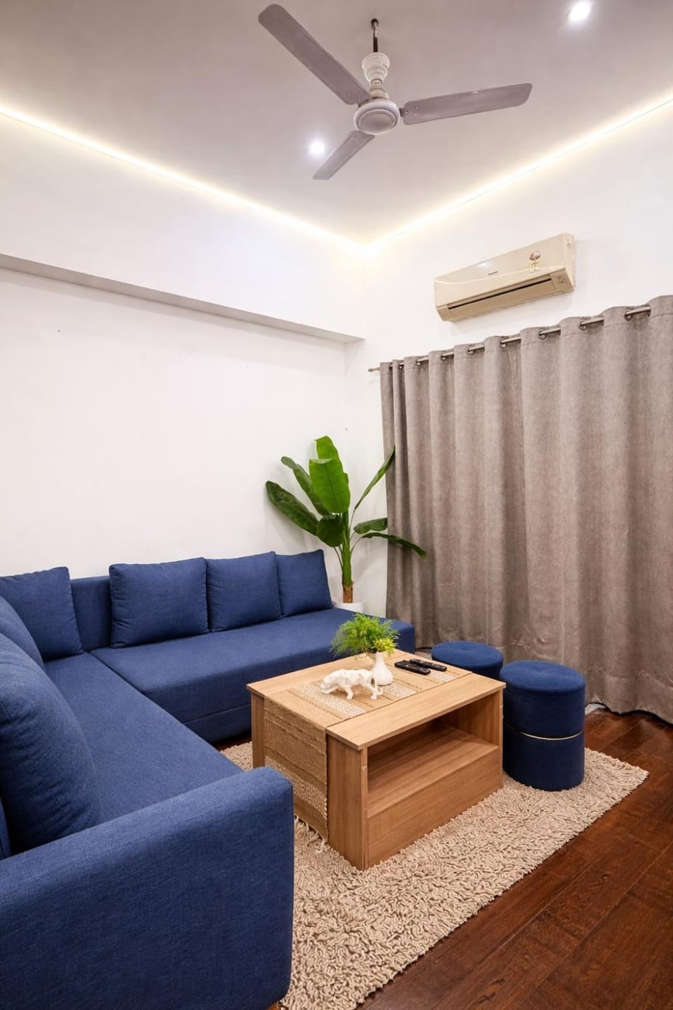 Living room, Seating area, air conditioner