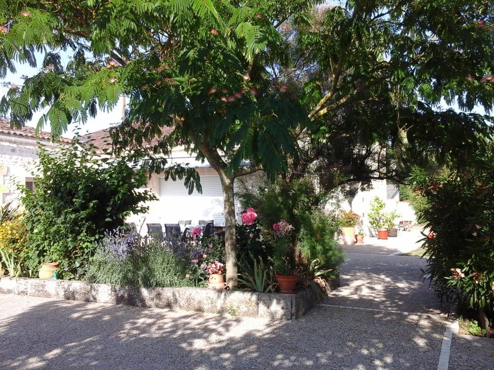 LES Roses Trémières Bed and Breakfast in Nouvelle-Aquitaine