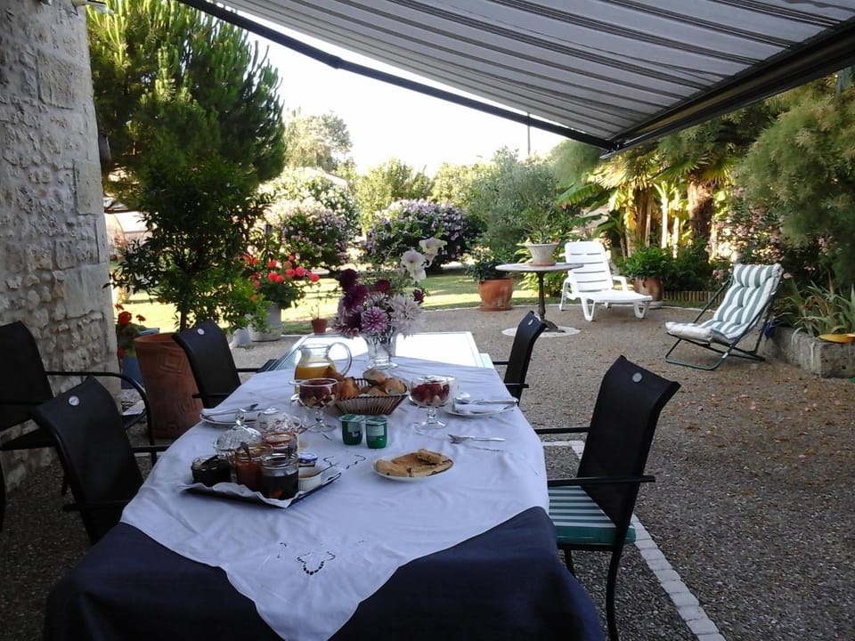 LES Roses Trémières Bed and Breakfast in Nouvelle-Aquitaine