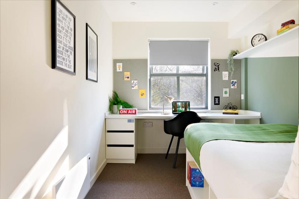 Photo of the whole room, Bedroom