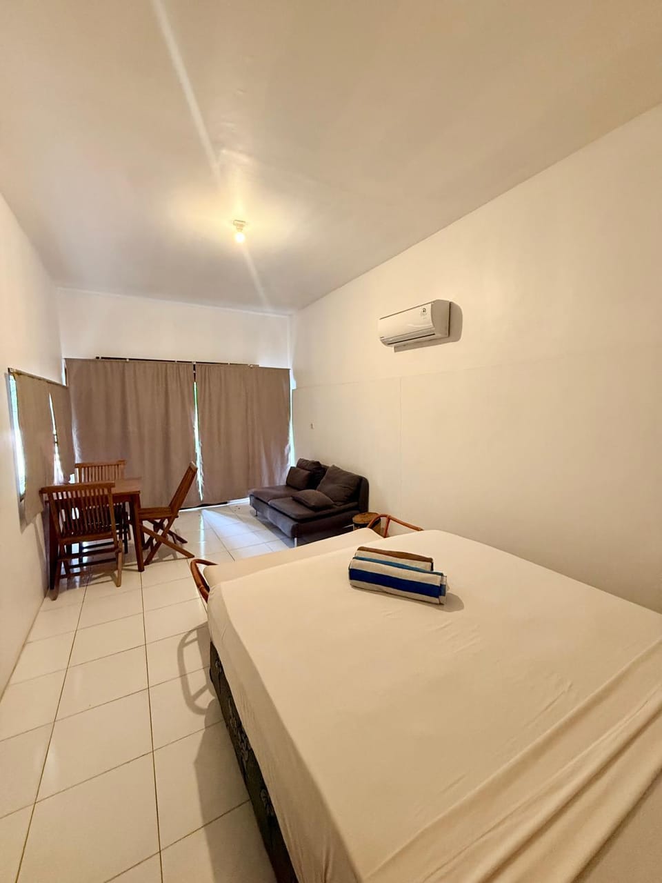 Bed, Seating area, Bedroom