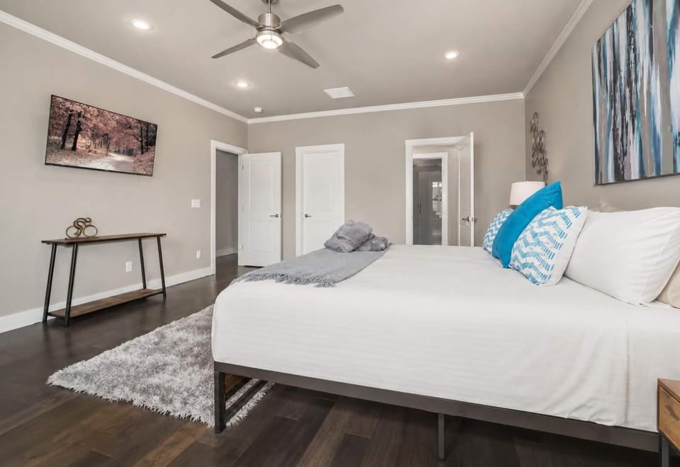 Stylish Downtown 3BR Townhome Walk to Trails House in Rogers