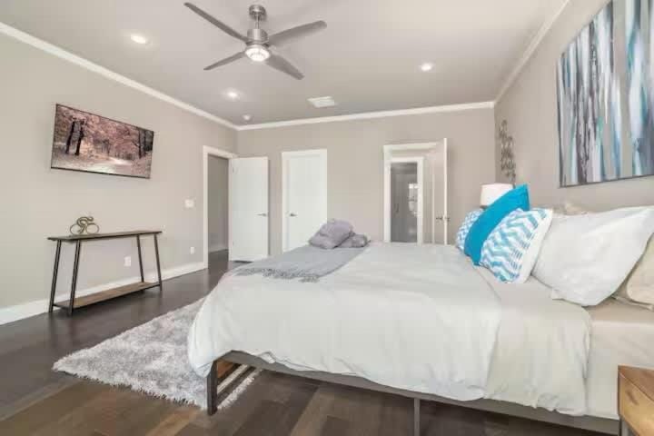 Stylish Downtown 3BR Townhome Walk to Trails House in Rogers