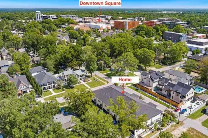 Stylish Downtown 3BR Townhome Walk to Trails House in Rogers