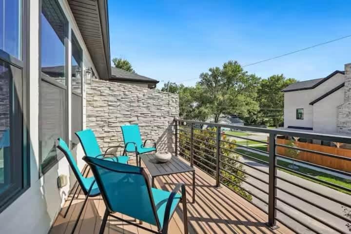 Stylish Downtown 3BR Townhome Walk to Trails House in Rogers