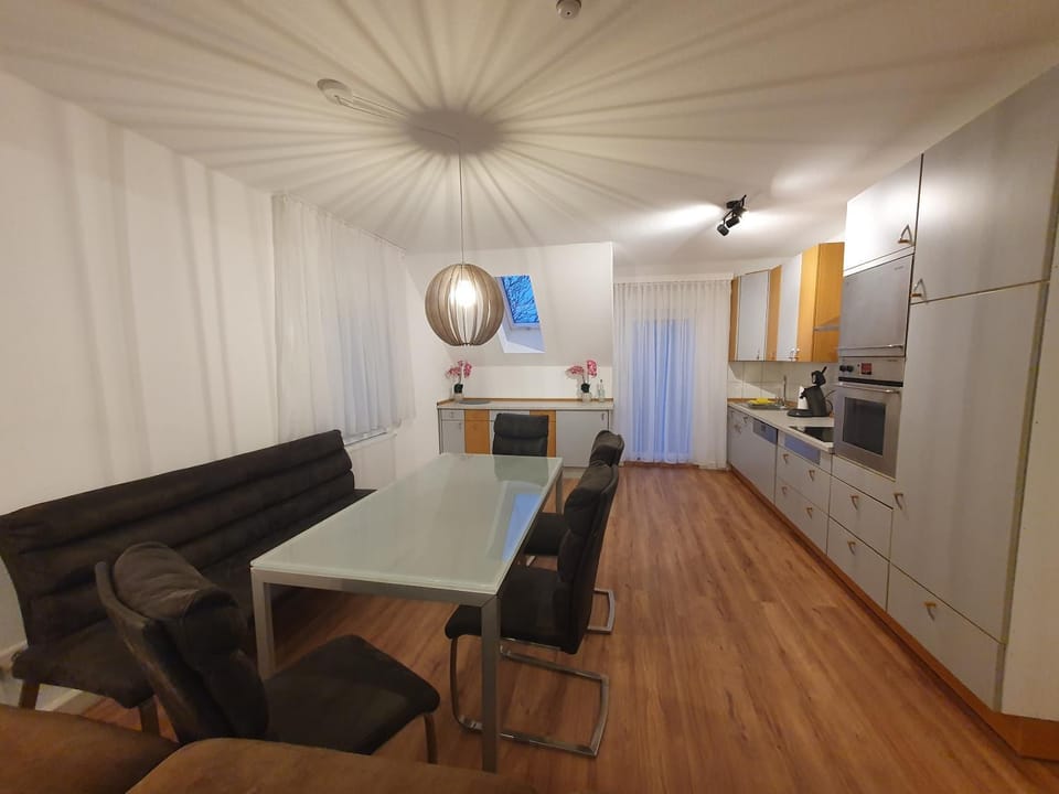 Coffee/tea facilities, Kitchen or kitchenette, Dining area, dishwasher, microwave, stove, kitchen