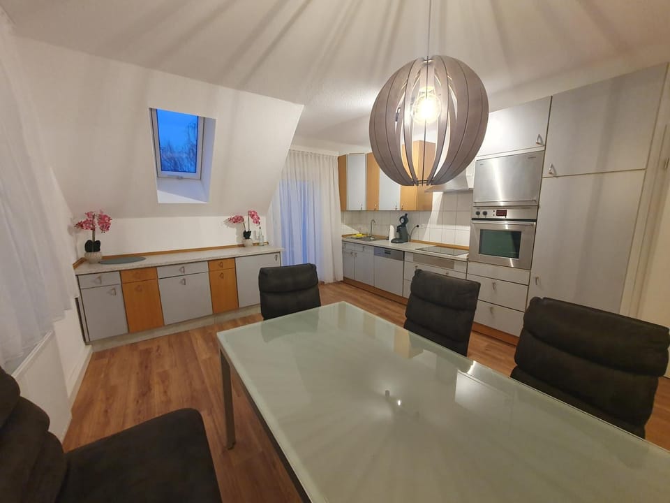 Coffee/tea facilities, Kitchen or kitchenette, Dining area, dishwasher, microwave, stove, kitchen