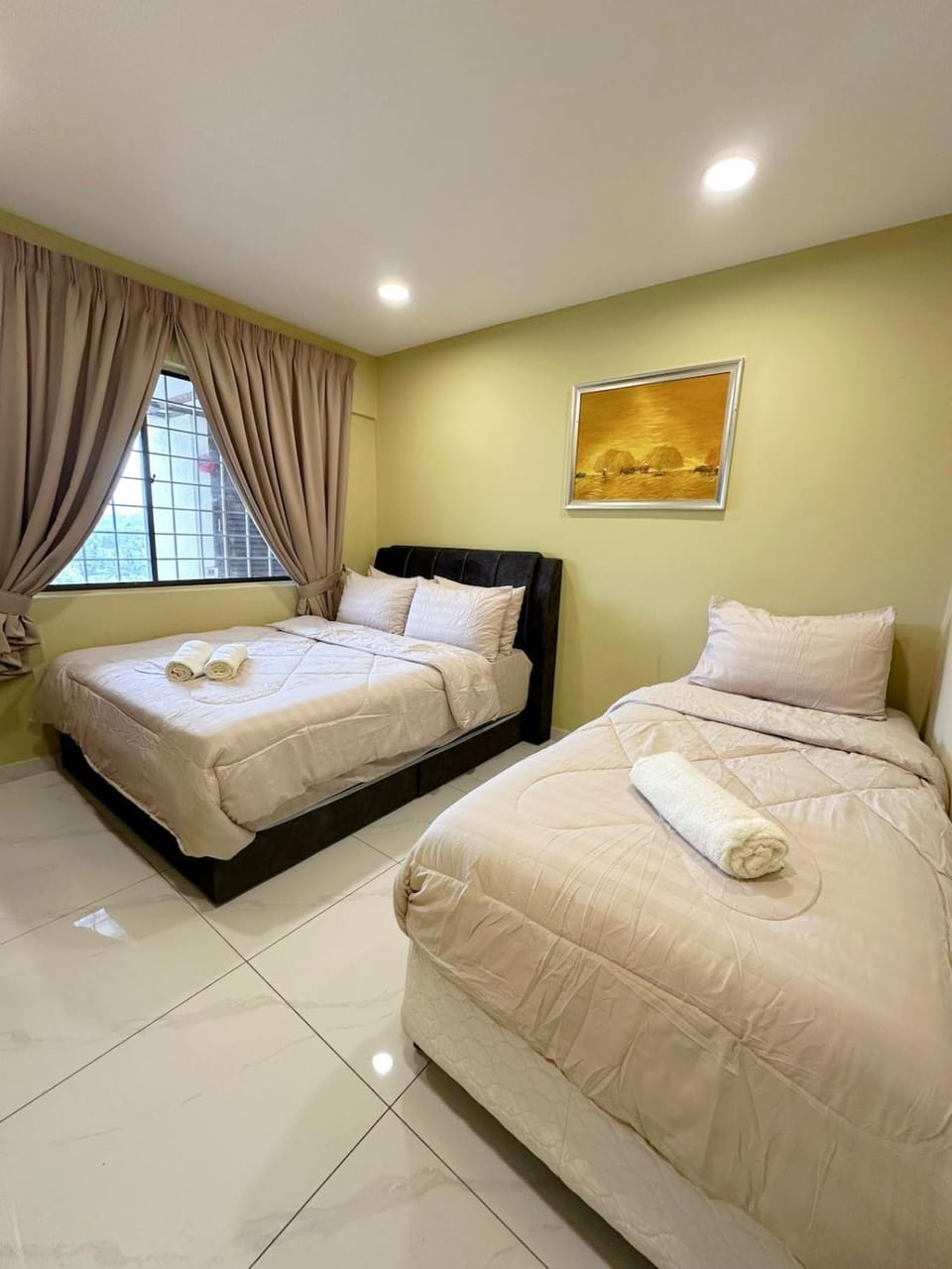 Bed, Photo of the whole room, Bedroom, towels
