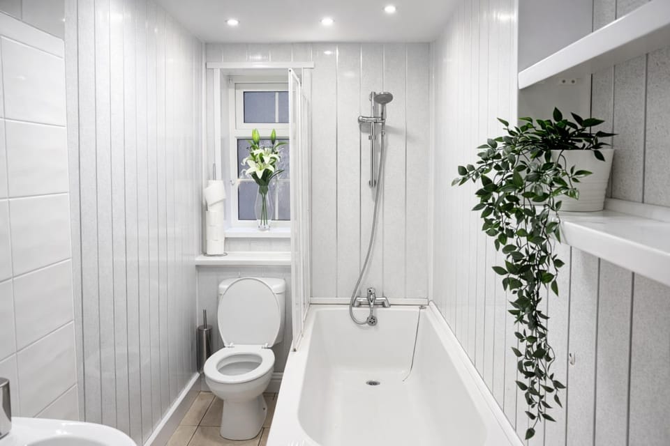 Cozy 2 bedroom house, smart tv in every room,6 beds, free parking, WiFi, brand new, fully equipped, close to A63 and city center House in Hull