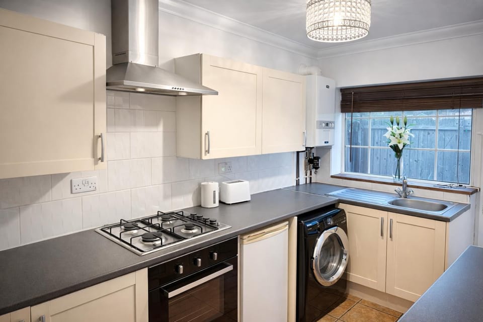 Cozy 2 bedroom house, smart tv in every room,6 beds, free parking, WiFi, brand new, fully equipped, close to A63 and city center House in Hull