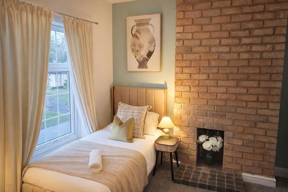 Cozy 2 bedroom house, smart tv in every room,6 beds, free parking, WiFi, brand new, fully equipped, close to A63 and city center House in Hull
