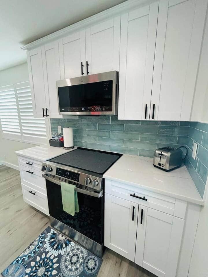 Hi Guest! It’s the upstairs of a cozy duplex. House in Jacksonville