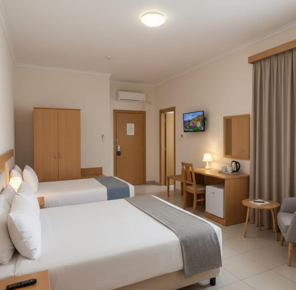 Bed, TV and multimedia, Living room, Photo of the whole room, Seating area, Bedroom, air conditioner
